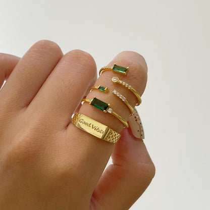 Fen - Anillo Baguette Delicado con Circonita Verde