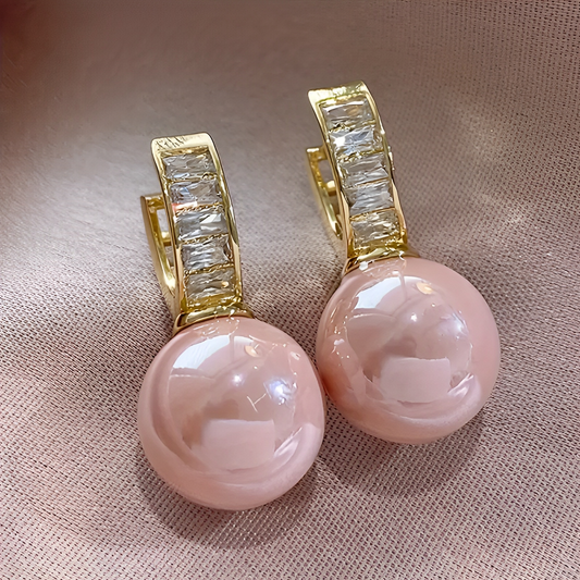 Aurora – Pendientes Dorados con Perla Rosa y Circonitas