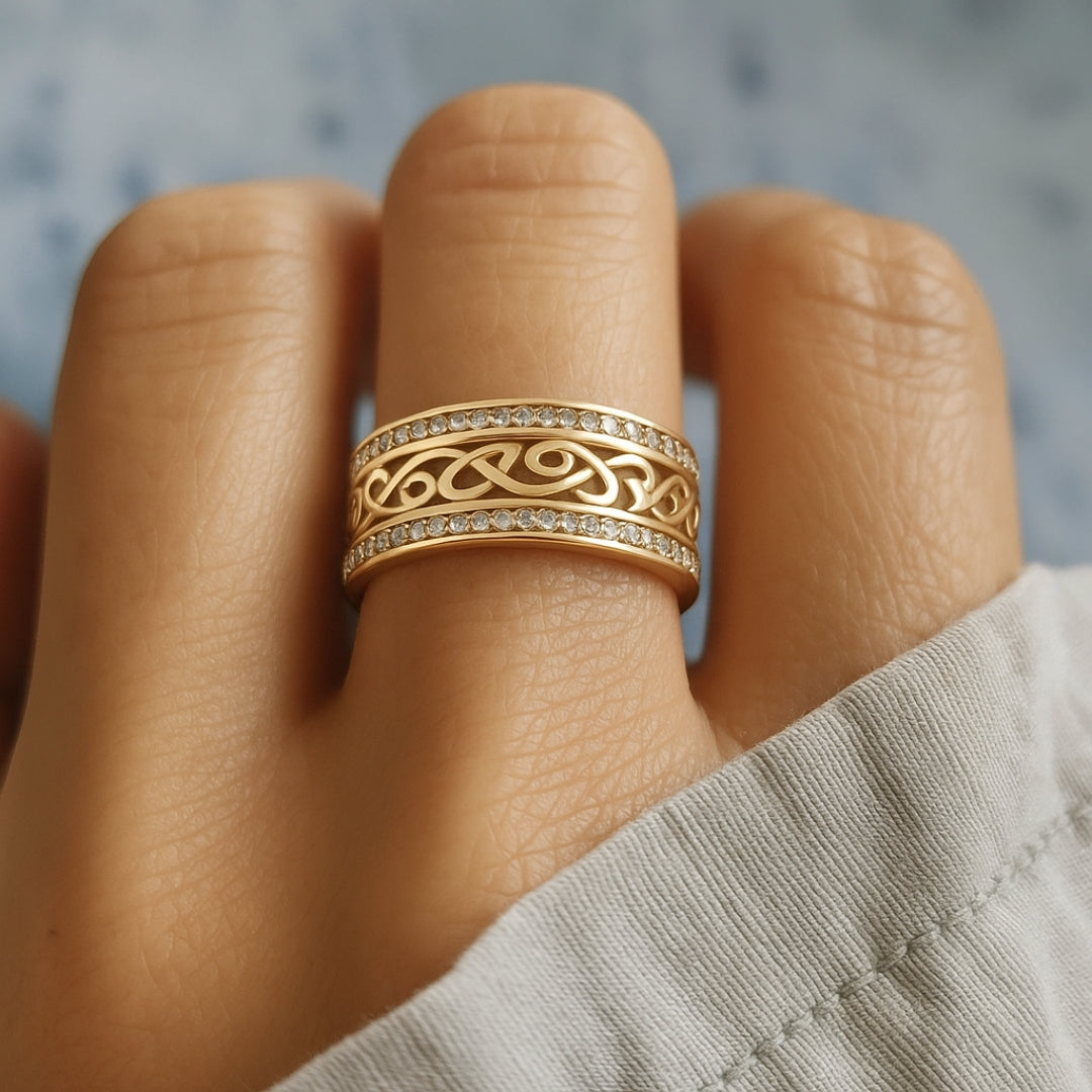 Elena – Anillo Dorado Hueco Brillante