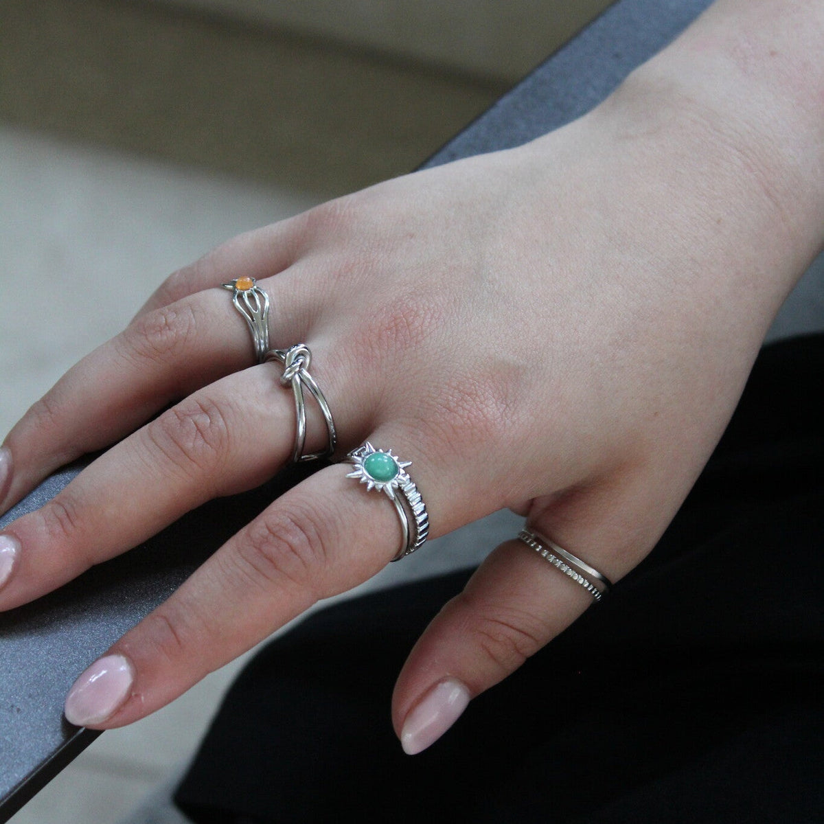 Anillo Ajustable de Mujer con Doble Banda y Motivo de Nudo