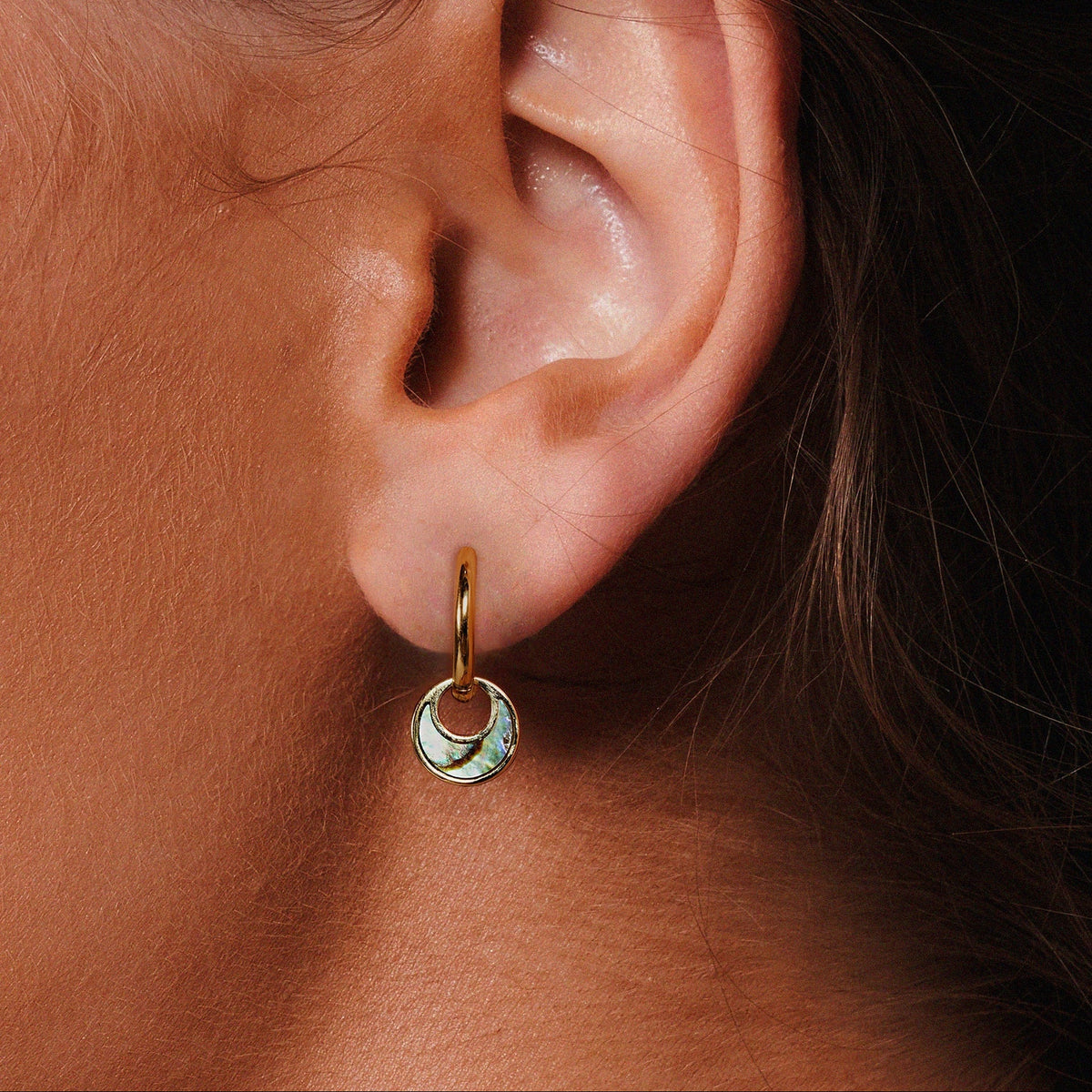 Aretes para mujer con colgante redondo y detalle decorativo
