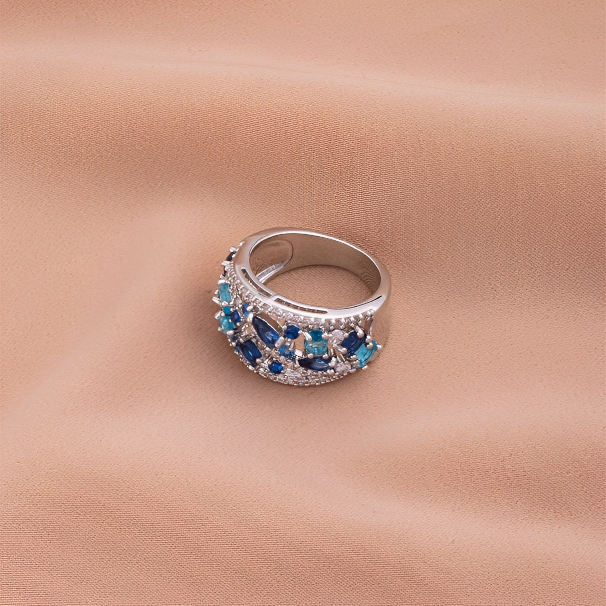 Julie – Anillo Vintage con Circonita Azul y Detalle Dorado
