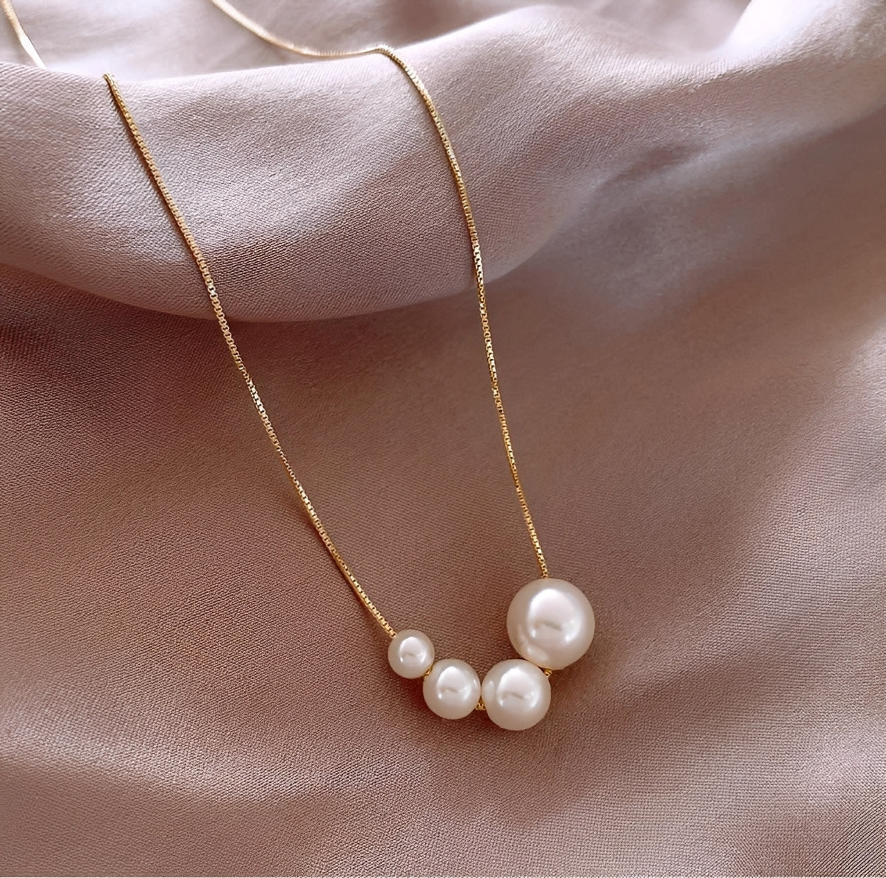 Camille – Collar Dorado y Perlas