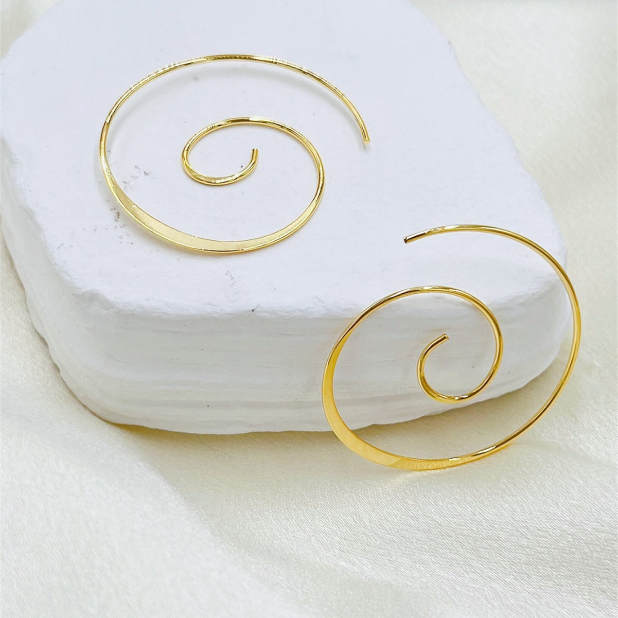Yara – Pendientes Boho de Espiral en Plata