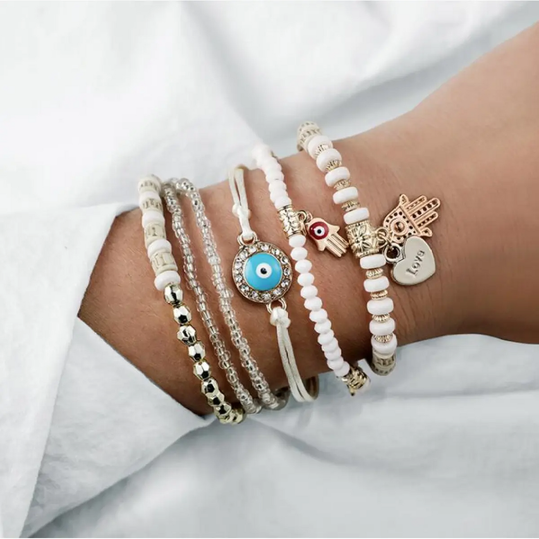 Conjunto de Pulseras Multicapas para Damas con Hamsa, Ojos y Detalles de Colgantes