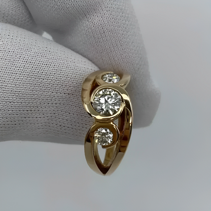 Zarela – Anillo Dorado Vintage en Espiral con Circonitas Engastadas