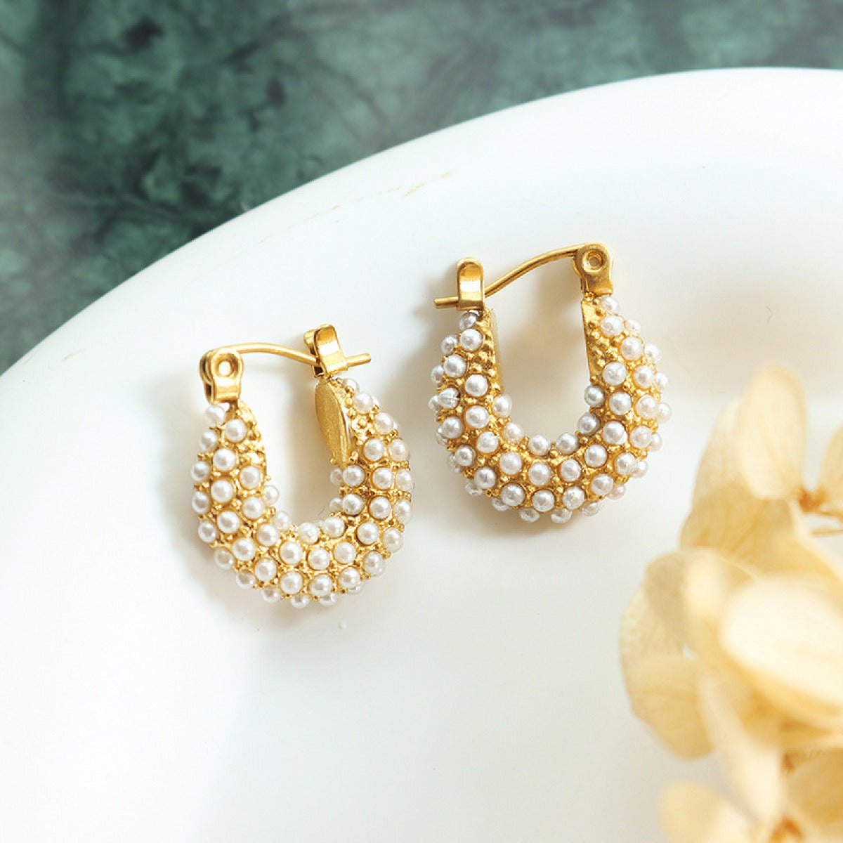 Karla – Pendientes Huggie con Racimo de Perlas