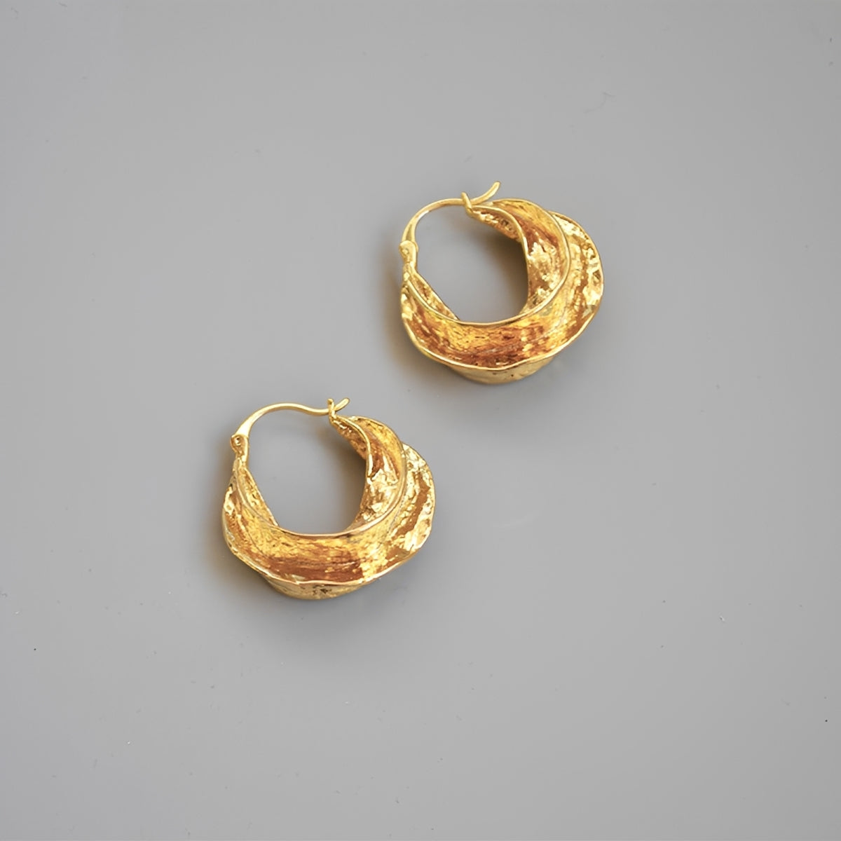 Klarissa – Pendientes Aro Curvo Elegante