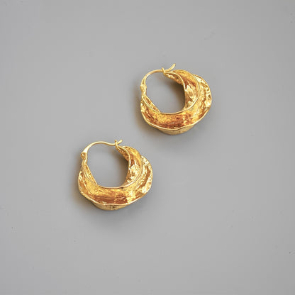 Klarissa – Pendientes Aro Curvo Elegante