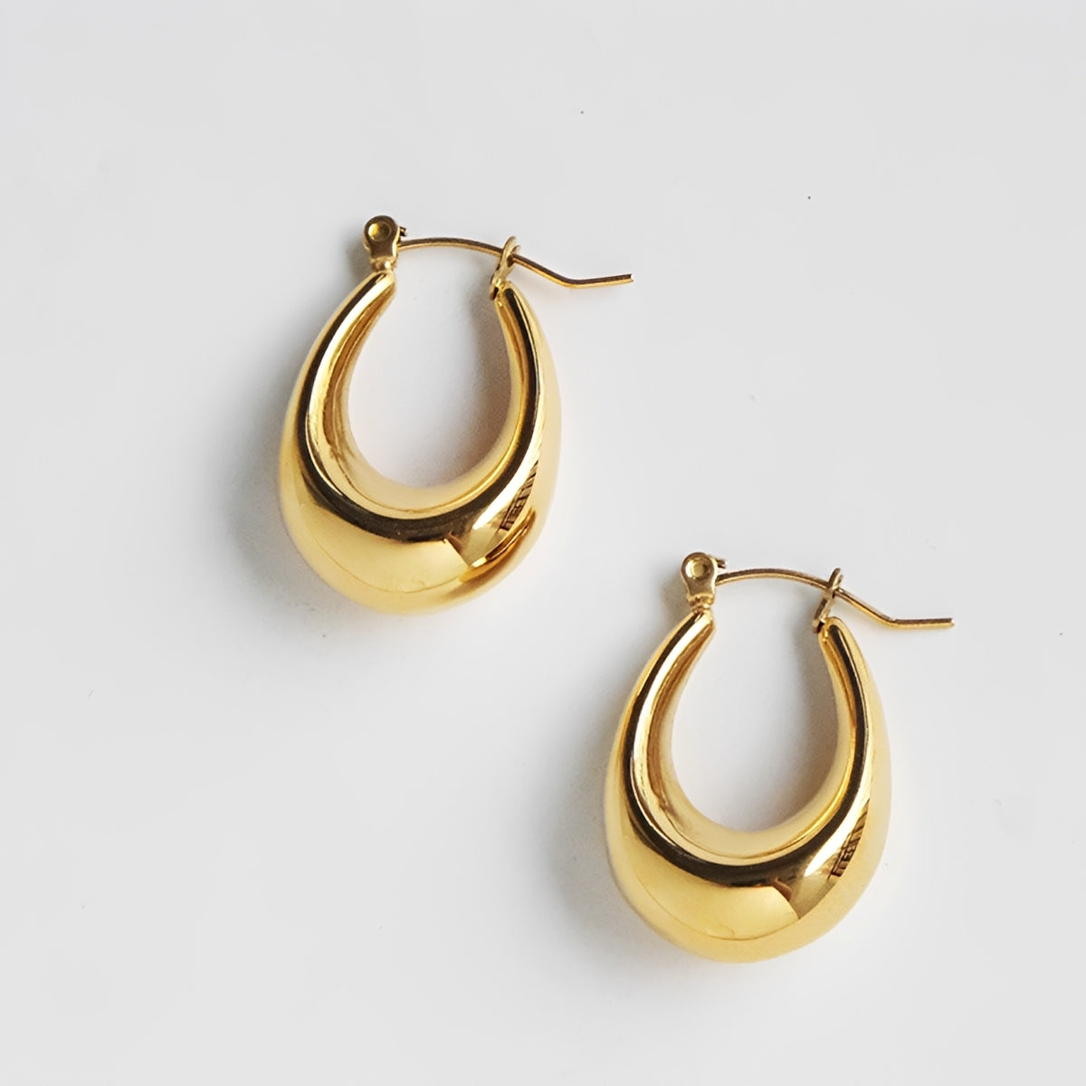 Ayumi – Pendientes Huecos en Forma U Elegantes