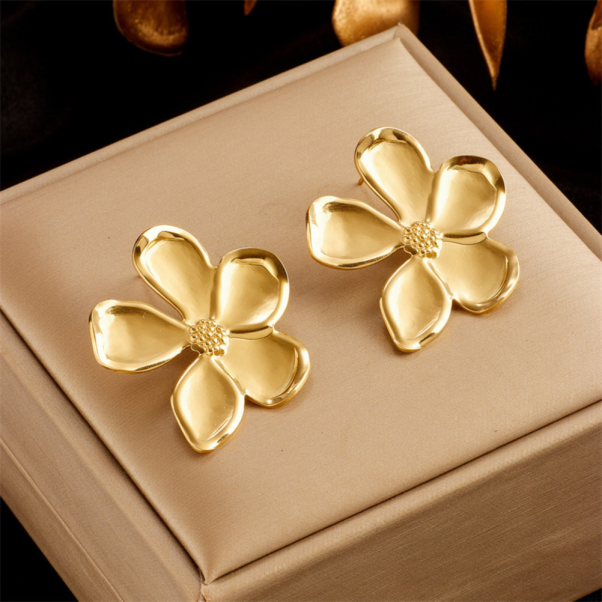 Damas Flor Aretes con cinco pétalos y diseño curvado