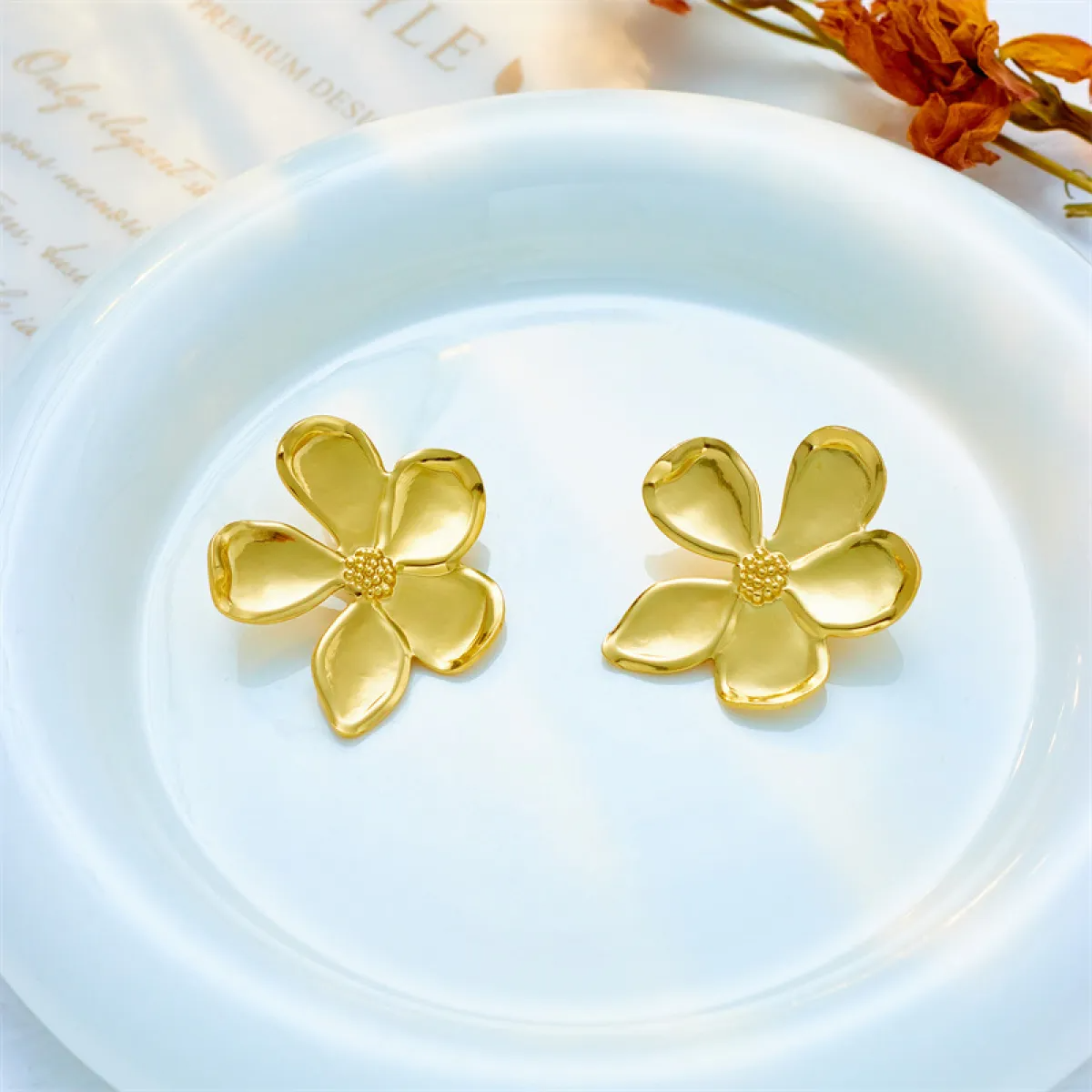 Damas Flor Aretes con cinco pétalos y diseño curvado