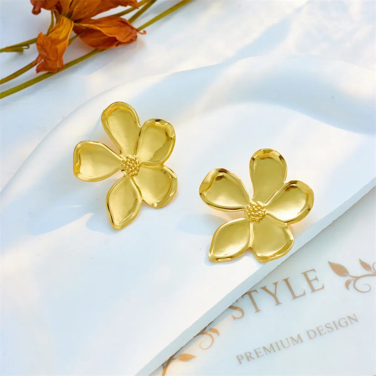 Damas Flor Aretes con cinco pétalos y diseño curvado