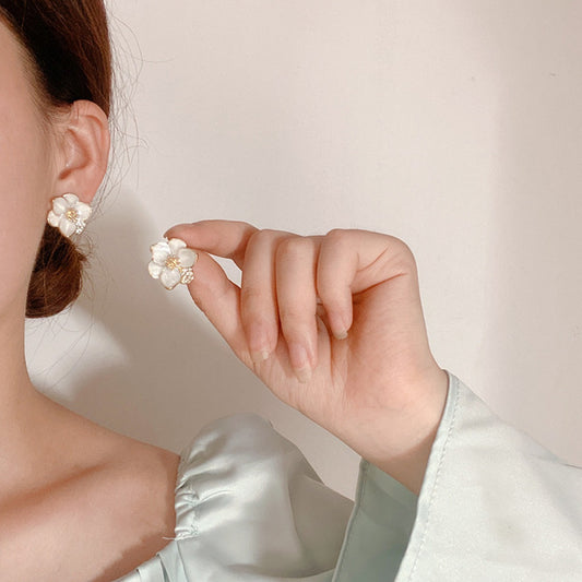 Dolly – Pendientes Dorados Flor con Piedra