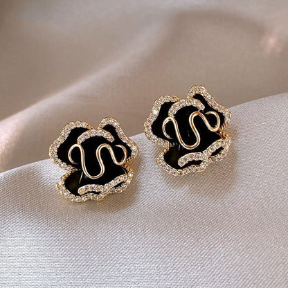 Noor – Pendientes Lotus Negro Elegantes en Dorado