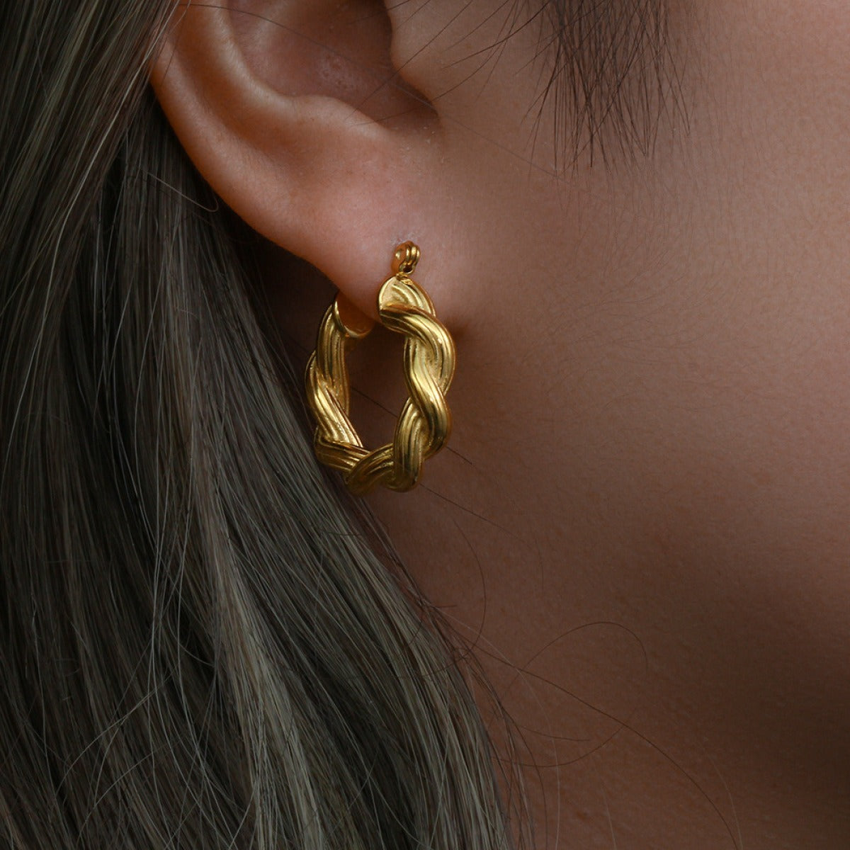 Sakura – Pendientes Trenzados Dorados Elegantes
