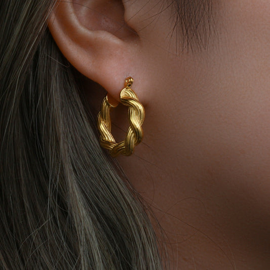 Sakura – Pendientes Trenzados Dorados Elegantes