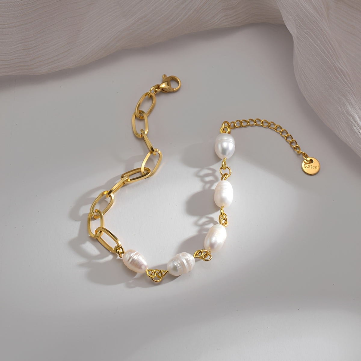 Celina – Pulsera Perla Dorada Elegante