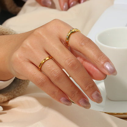 Laura – Anillo Irregular con Zirconias Elegante