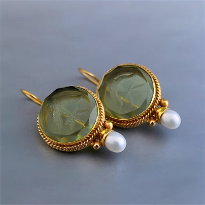 Noa – Pendientes Vintage con Piedra Verde Redonda y Perlas