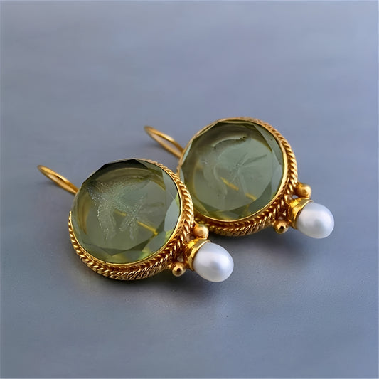 Noa – Pendientes Vintage con Piedra Verde Redonda y Perlas
