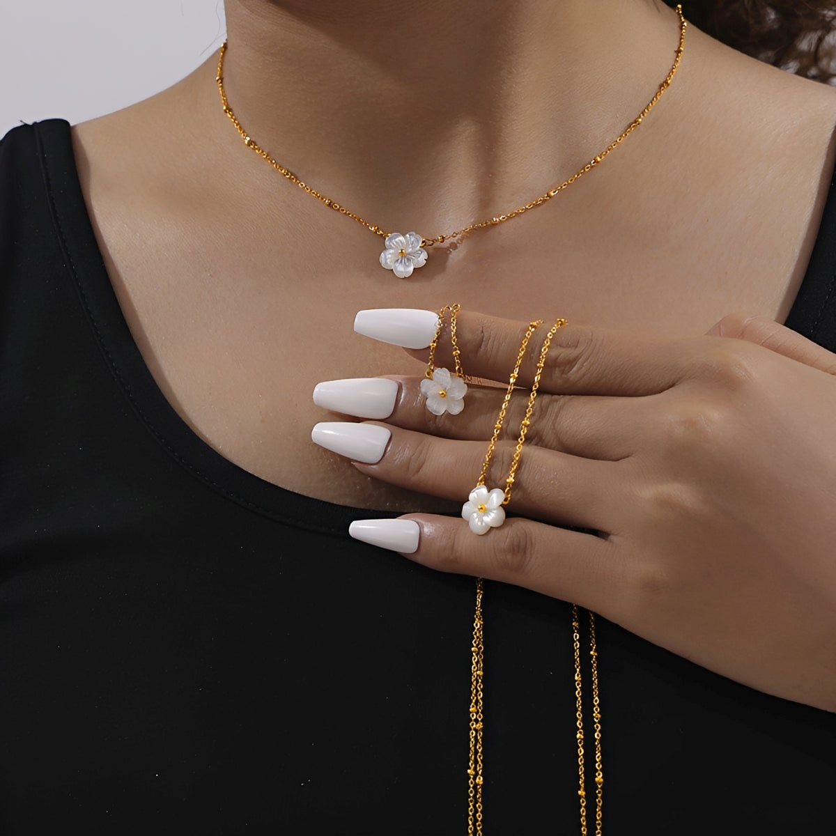 Nicole – Collar Flores de Concha Blanca y Estilo Frío