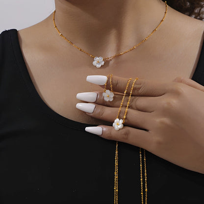 Nicole – Collar Flores de Concha Blanca y Estilo Frío
