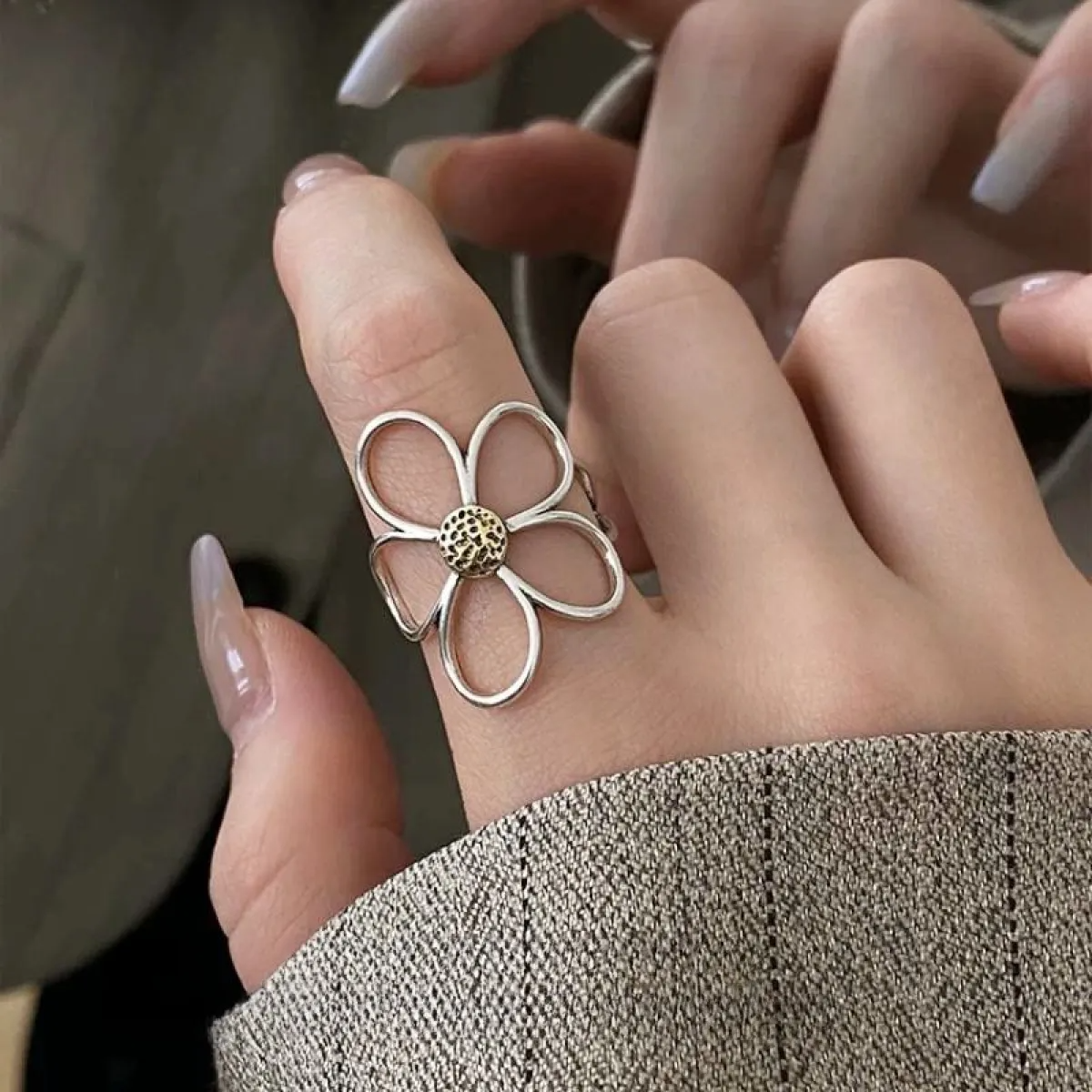 Anillo Ajustable de Flores para Damas con Diseño Botánico Minimalista