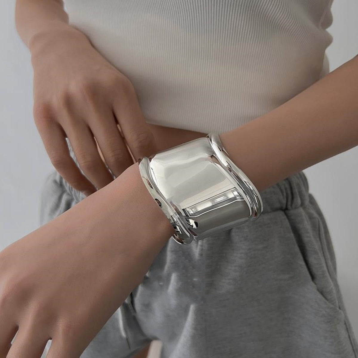 Daria – Pulsera Brazalete Ancho Metálico