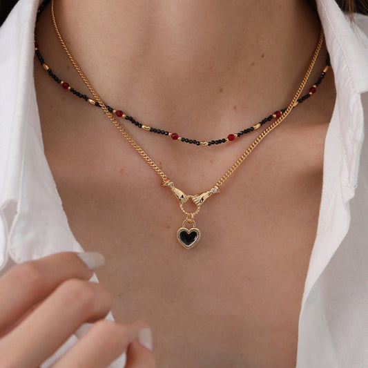 Amara – Collar Colgante Corazón Manos