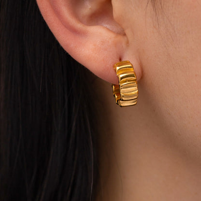 Amara – Pendientes C de Pliegues Baño de Oro
