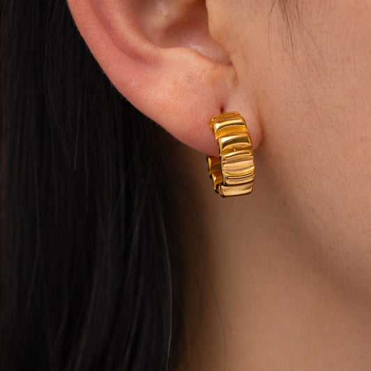 Amara – Pendientes C de Pliegues Baño de Oro
