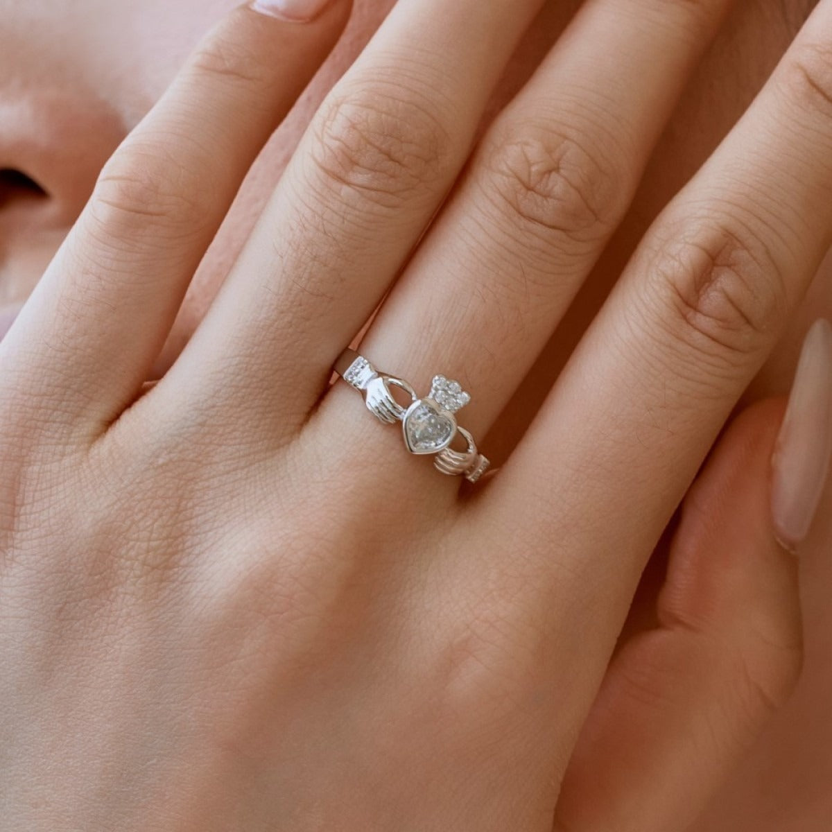 Rhea – Anillo Corazón con Brillo Elegante