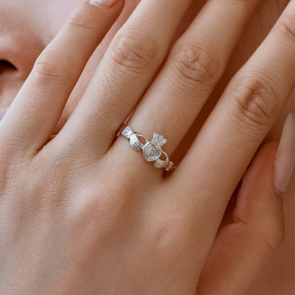 Rhea – Anillo Corazón con Brillo Elegante