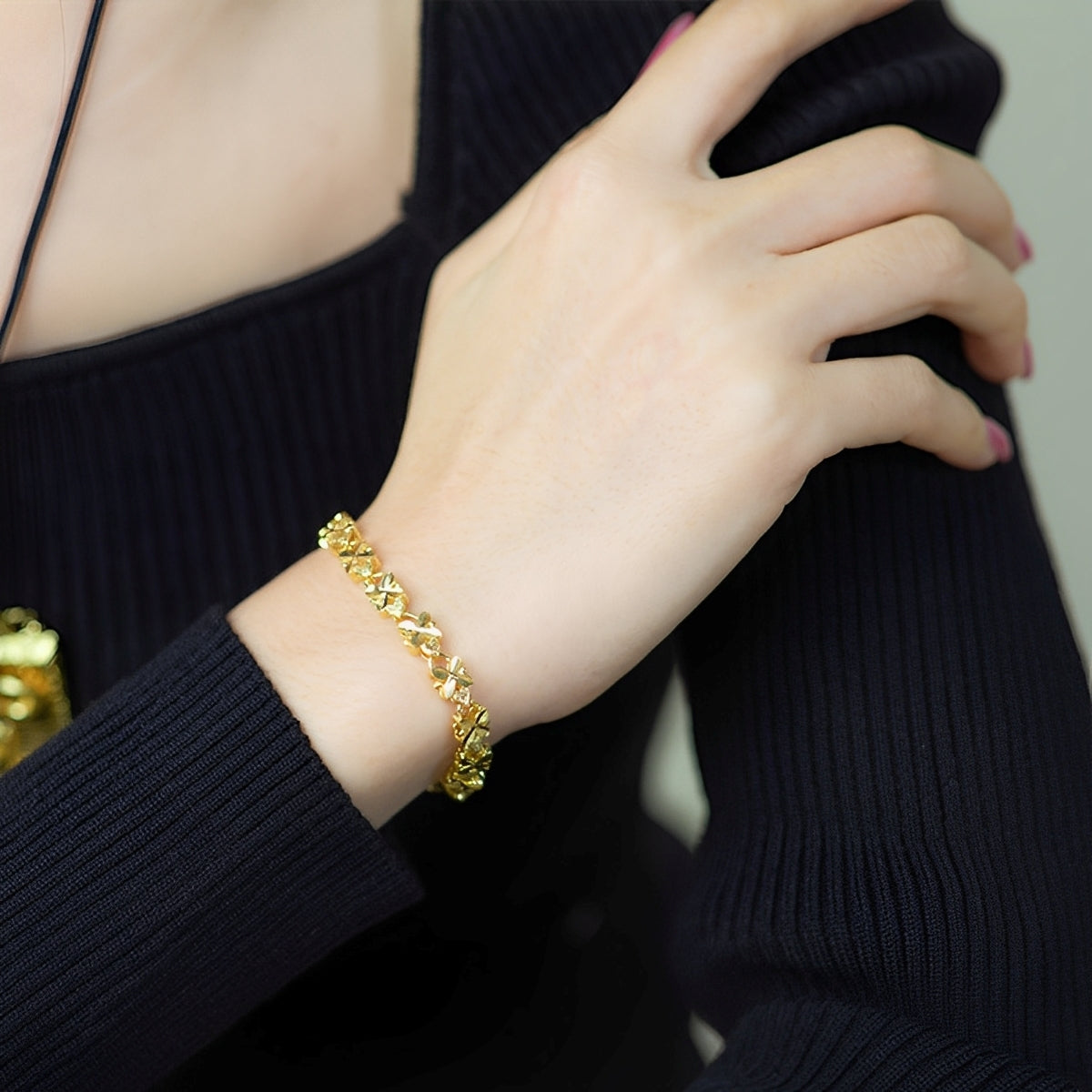 Dalia – Pulsera Vintage de Oro con Margaritas