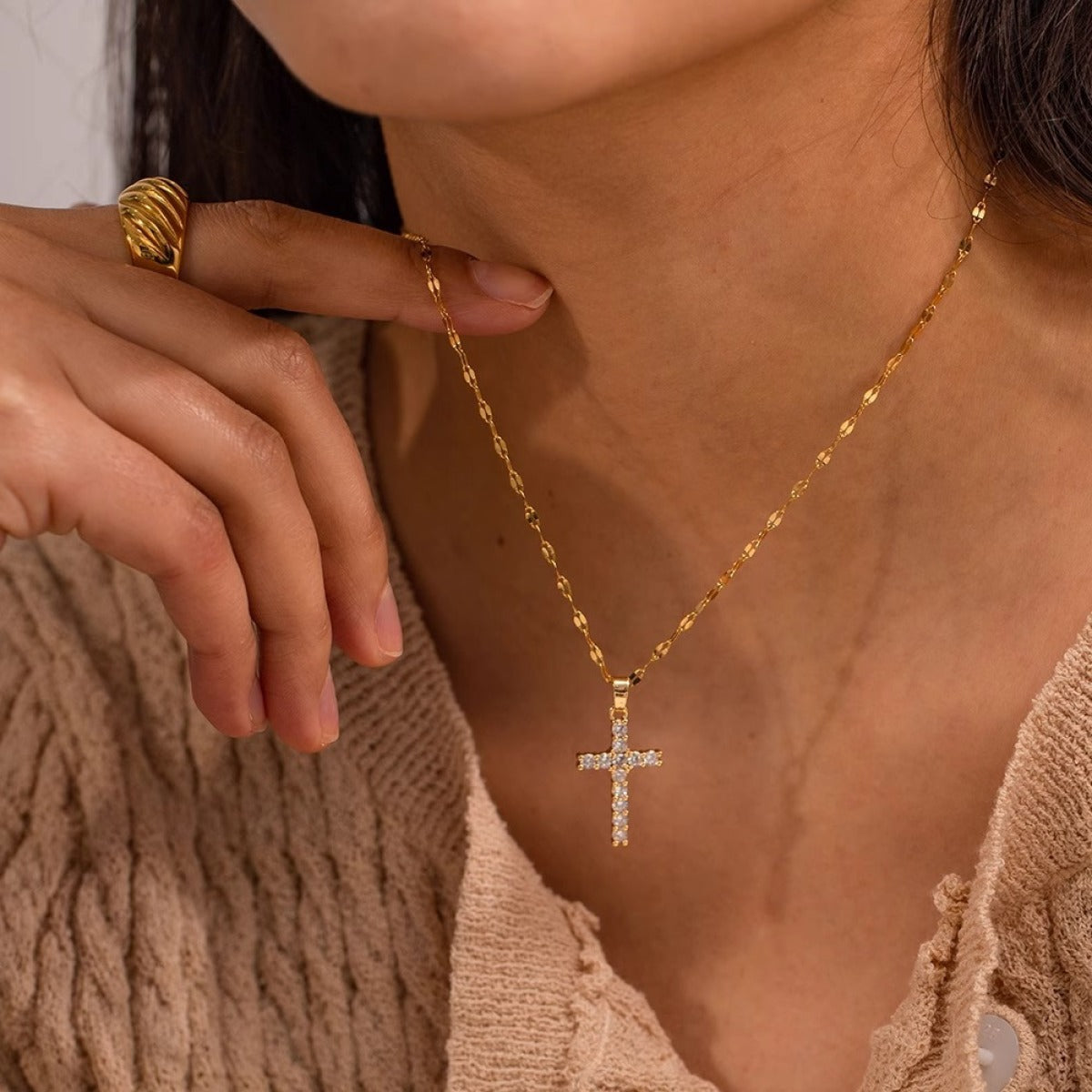 Noah – Collar Cruz de Zirconia Dorado
