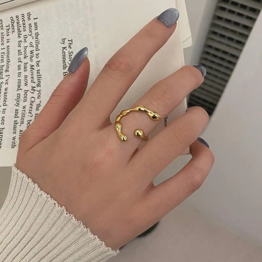 Aika – Anillo Media Luna Irregular Elegante