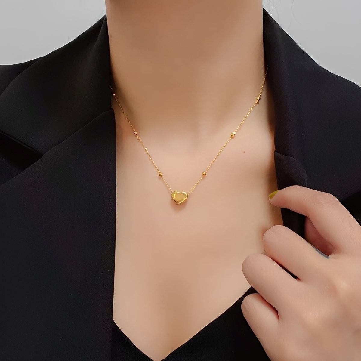 Amara – Collar Love en Acero Titanio