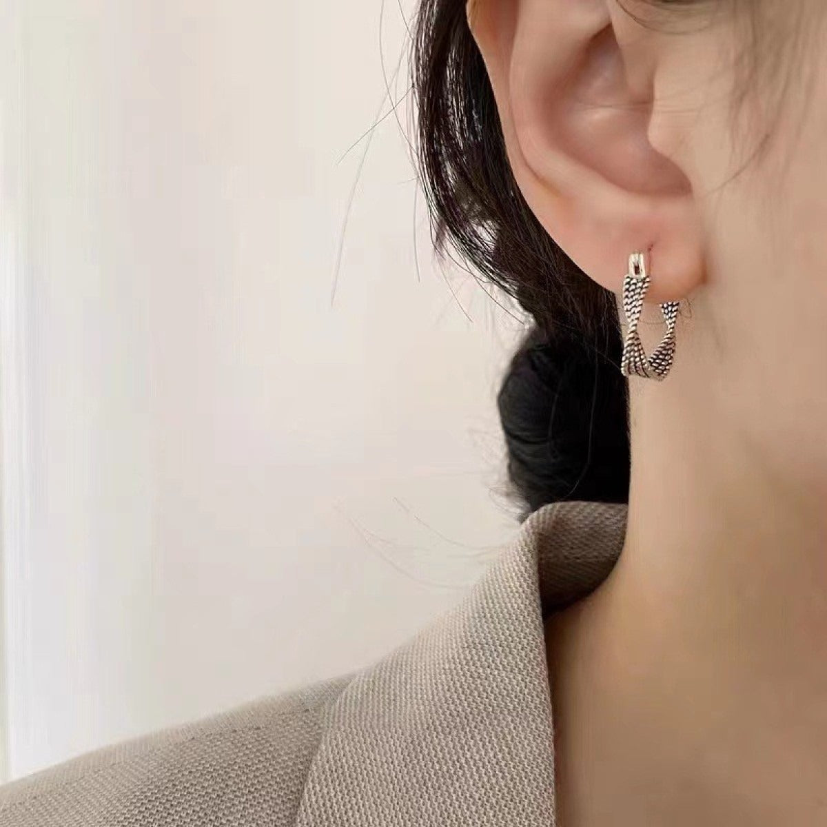 Yna – Pendientes Retro en Malla Plateada