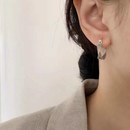 Yna – Pendientes Retro en Malla Plateada