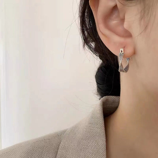 Yna – Pendientes Retro en Malla Plateada