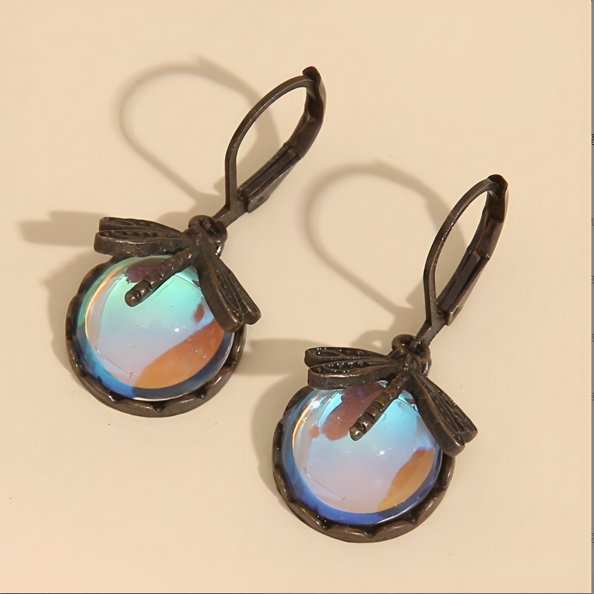Elowen – Pendientes Libélula Doradas Estilo Antiguo