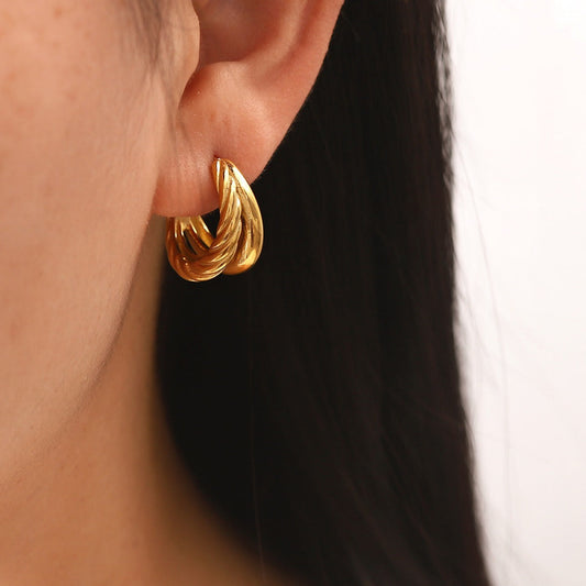 Cecilia – Anillo Cruz Dorada Elegante
