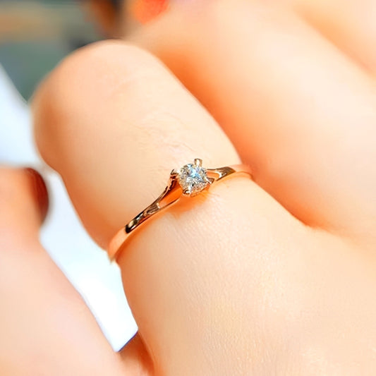 Mika – Anillo Minimalista con Zirconia Dorado