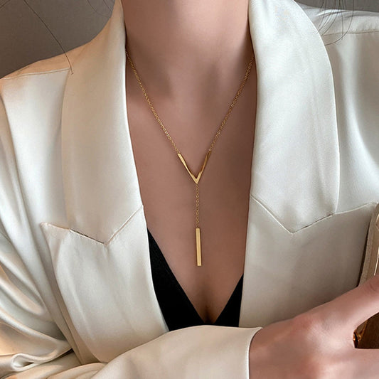 Vera – Collar Cadena con Colgante Geométrico