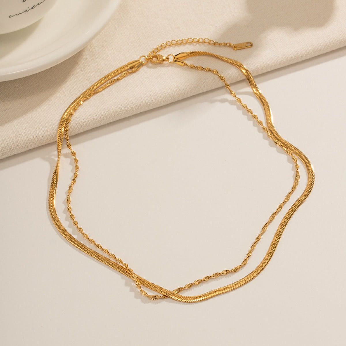 Elira – Collar de Doble Cadena Trenzada Dorada