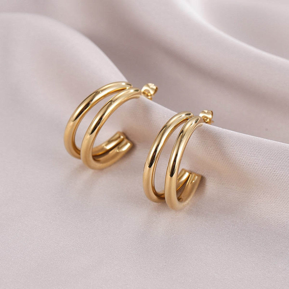 Yumi – Pendientes Doble Capa de Acero Elegantes