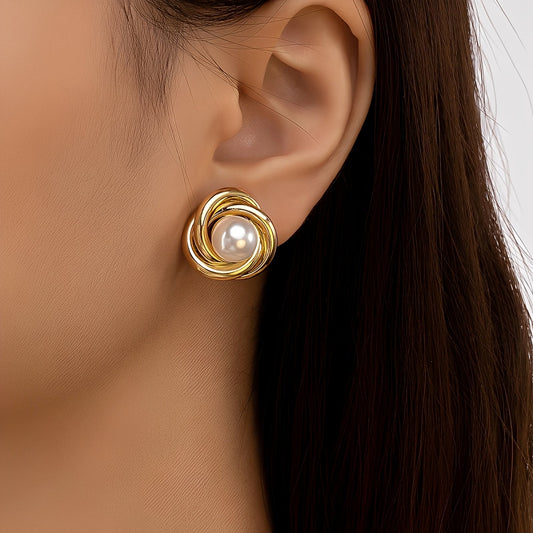 Krisna – Bisutería de Orejas Elegante en Oro con Perlas
