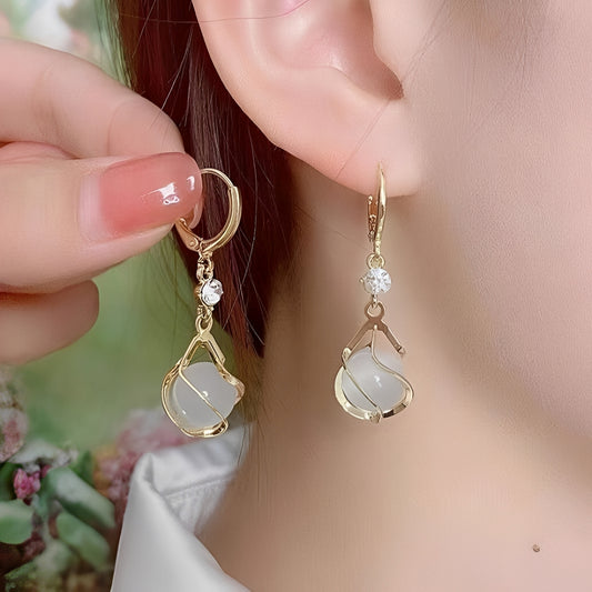 Lyra – Pendientes con Brillo de Ópalo Blanco