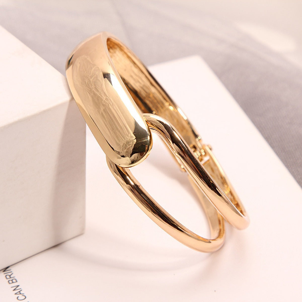 Alyssa – Pulsera Brazalete Dorado Elegante